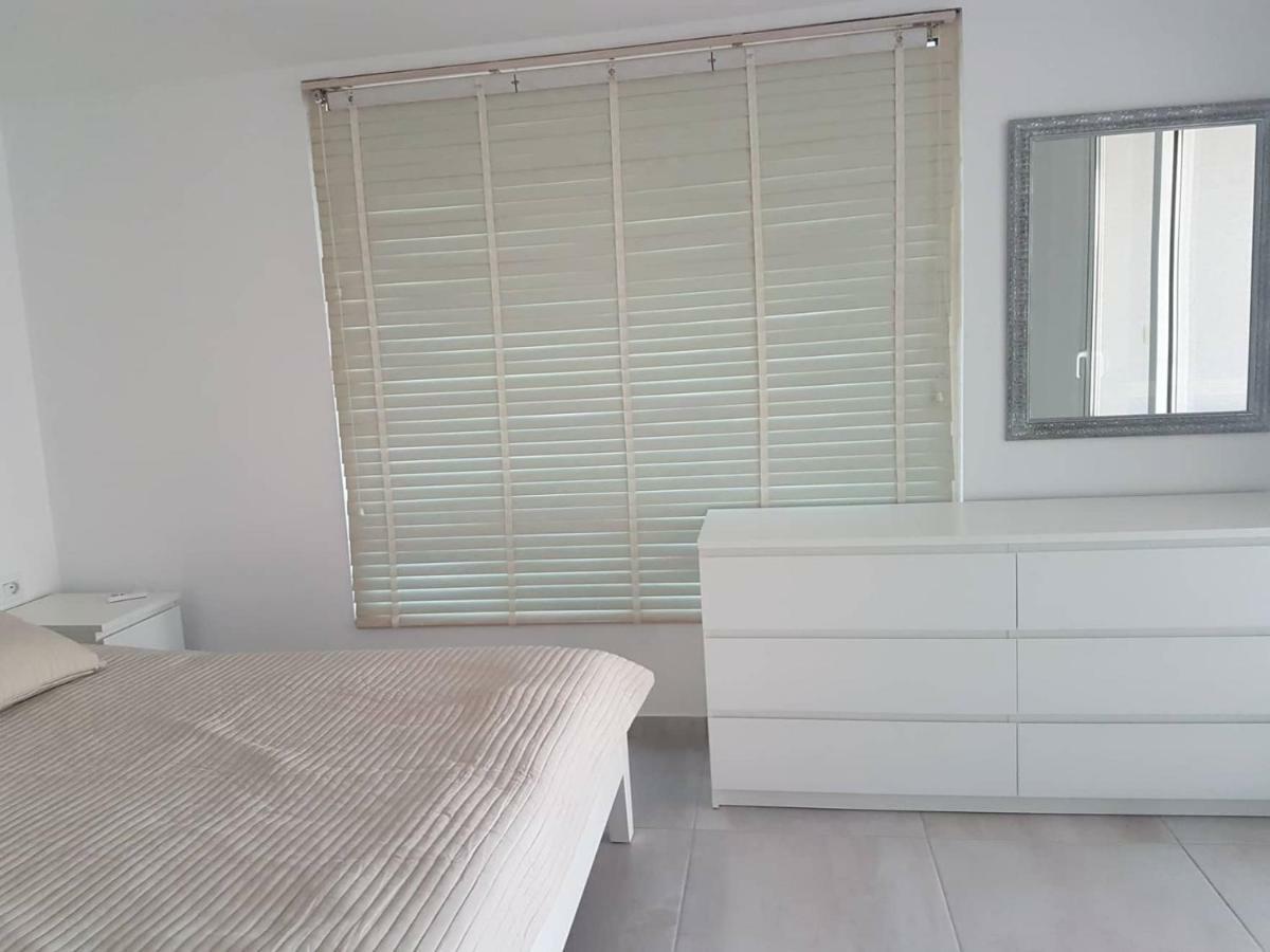 Sea Front Penthouse Apartment Sarande Exterior photo